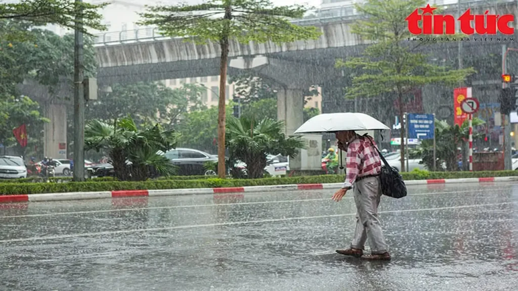 عواصف رعدية تضرب المرتفعات الجبلية شمال فيتنام وطقس حار جنوب شرق البلاد